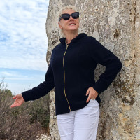 ЖЕНСКАЯ ШЕРСТЯНАЯ КОФТА С КАПЮШОНОМ НА МОЛНИИ ЖЕНСКАЯ ШЕРСТЯНАЯ КОФТА С КАПЮШОНОМ НА МОЛНИИ